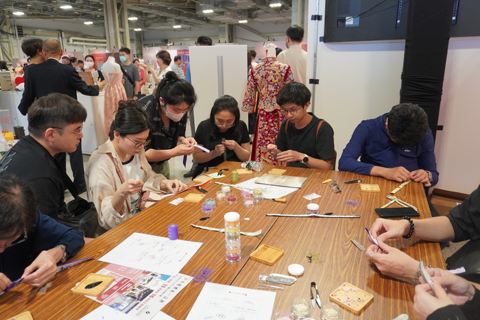 【媒體報導】台南市刺繡商業同業公會攜手南應大USR刺繡團隊出席「2025幸福婚宴嘉年華」圖片