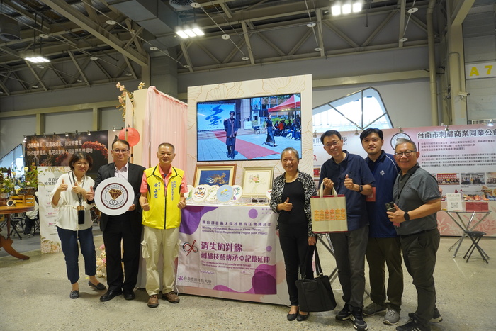 【媒體報導】台南市刺繡商業同業公會攜手南應大USR刺繡團隊出席「2025幸福婚宴嘉年華」圖片