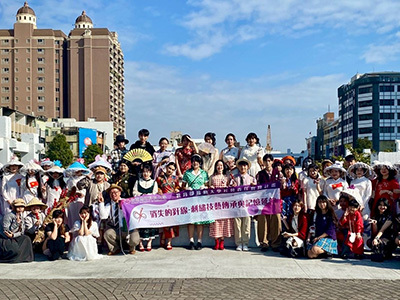 【媒體報導】穿越百年風華 南應大跨系參與「府城摩登大遊行」 復古時尚結合國際文化吸引全場目光圖片
